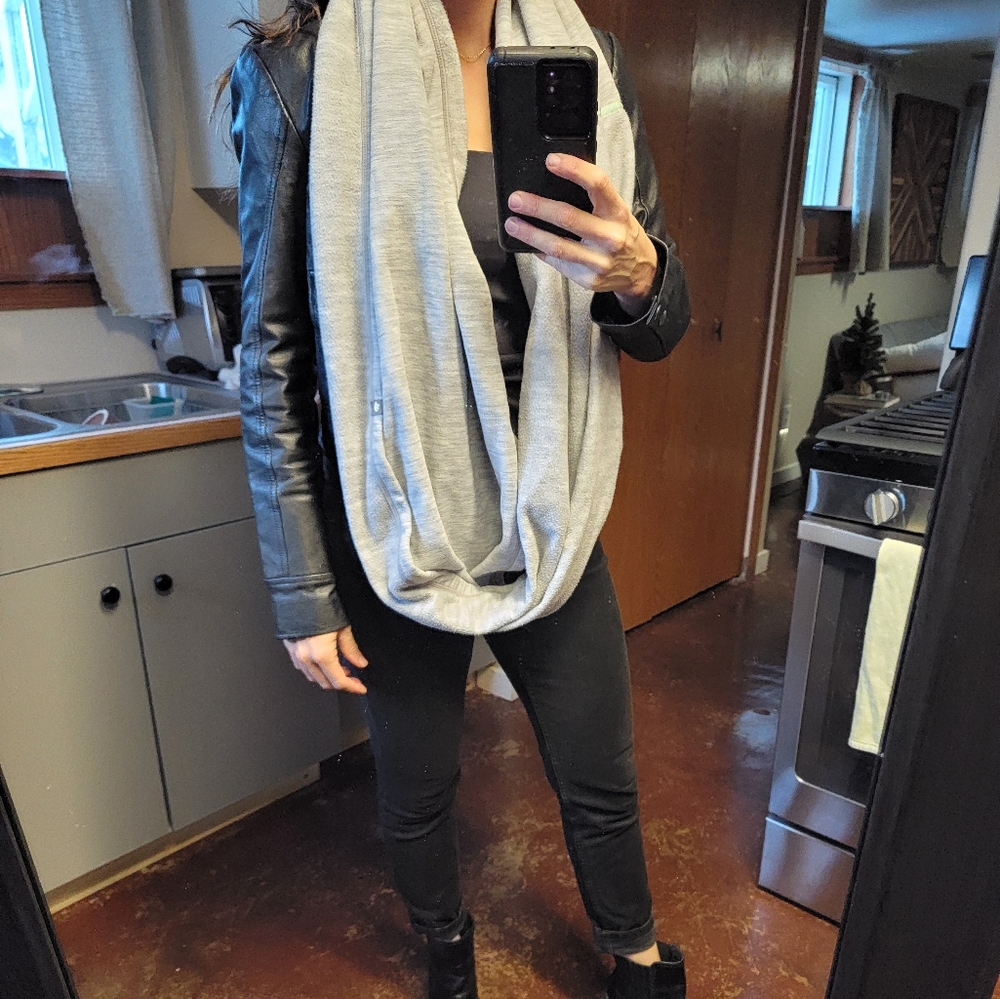 Marmot circle scarf